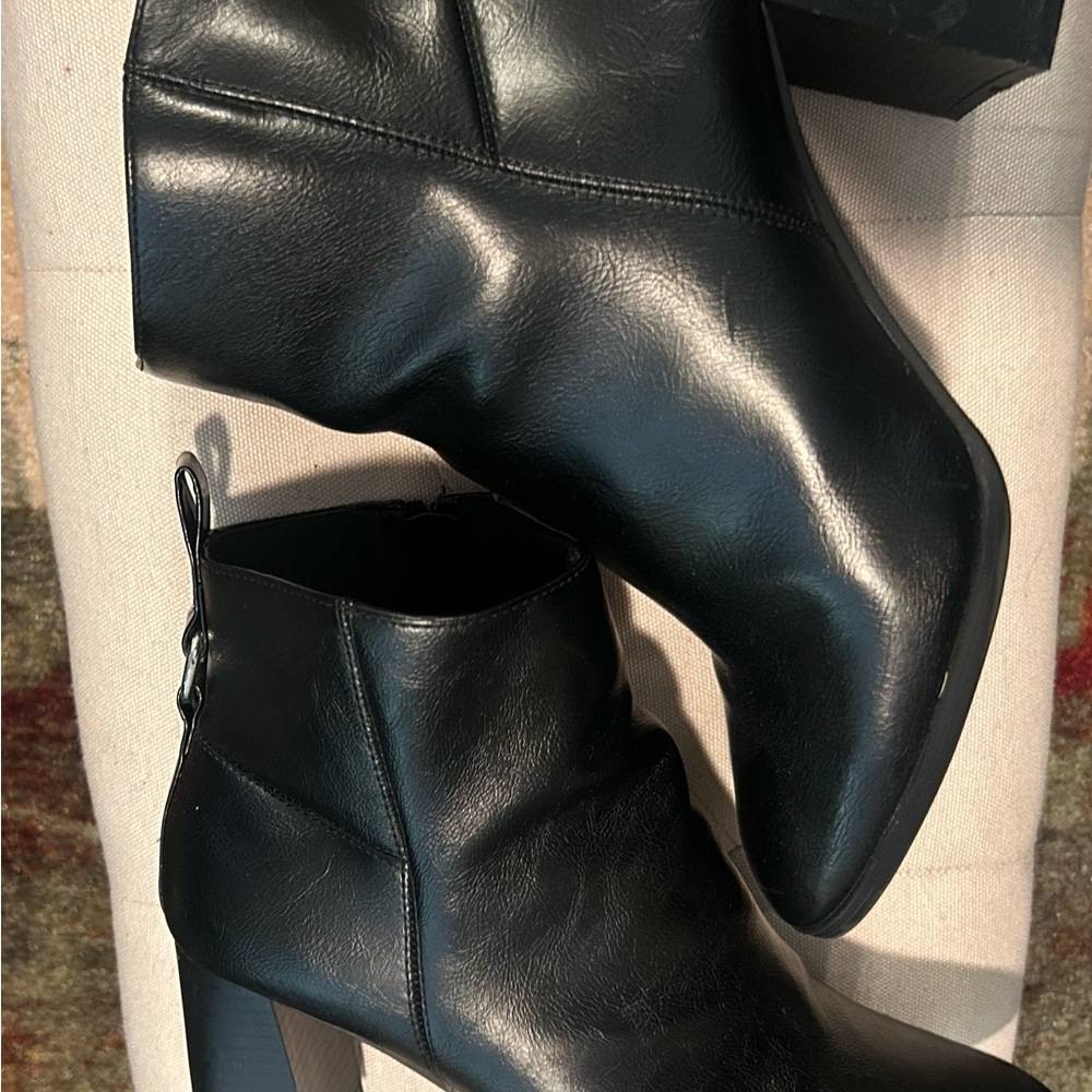 Black boots size 9W